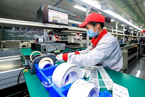 满屏科技感丨一小时造出120台电脑，揭秘“泸州造”计算机的技术开发之路