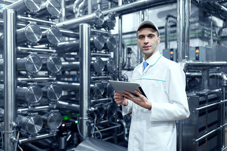 科技赋能传统乳业 穿白大褂的技术员与笔记本电脑背后的变革